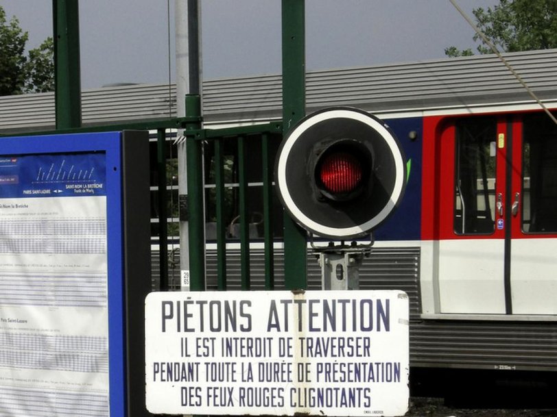 LA SÉCURITE ROUTIÈRE ET SNCF RÉSEAU SENSIBILISENT LES AUTOMOBISTES SUR LES ROUTES DES VACANCES SUR LE RESPECT DU CODE DE LA ROUTE AU PASSAGE À NIVEAU